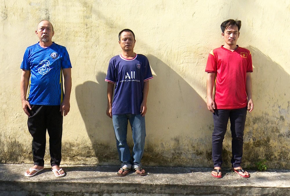 Các bị can (từ trái qua) Nguyễn Văn Nhơn, Huỳnh Văn Lấm và Trần Văn Nam.