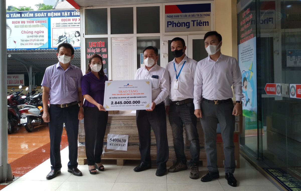 Đại diện Tổng công ty Đất xanh miền Trung trao tặng tỉnh Quảng Bình hệ thống máy xét nghiệm Covid-19.