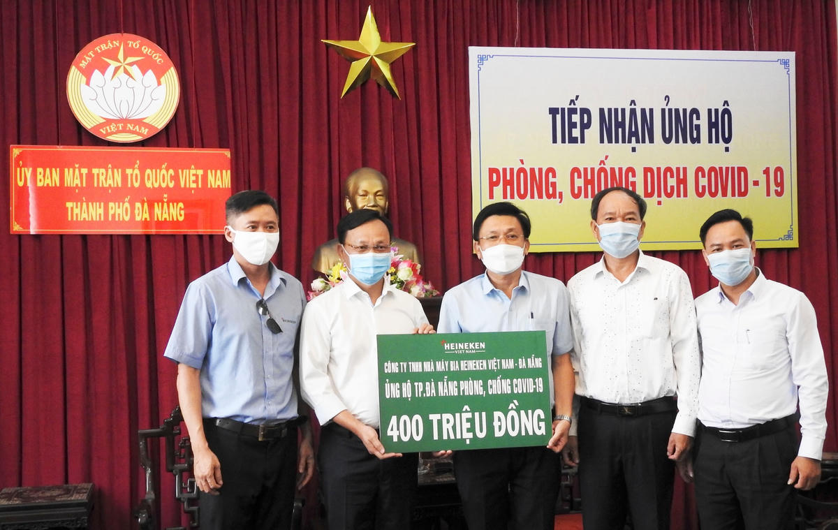 Thường tực Ủy ban MTTQ Việt Nam TP Đà Nẵng, tiếp nhận 400 triệu đồng từ đại diện Công ty TNHH nhà máy bia Heniken Việt Nam – Đà Nẵng. Ảnh Thanh Tùng