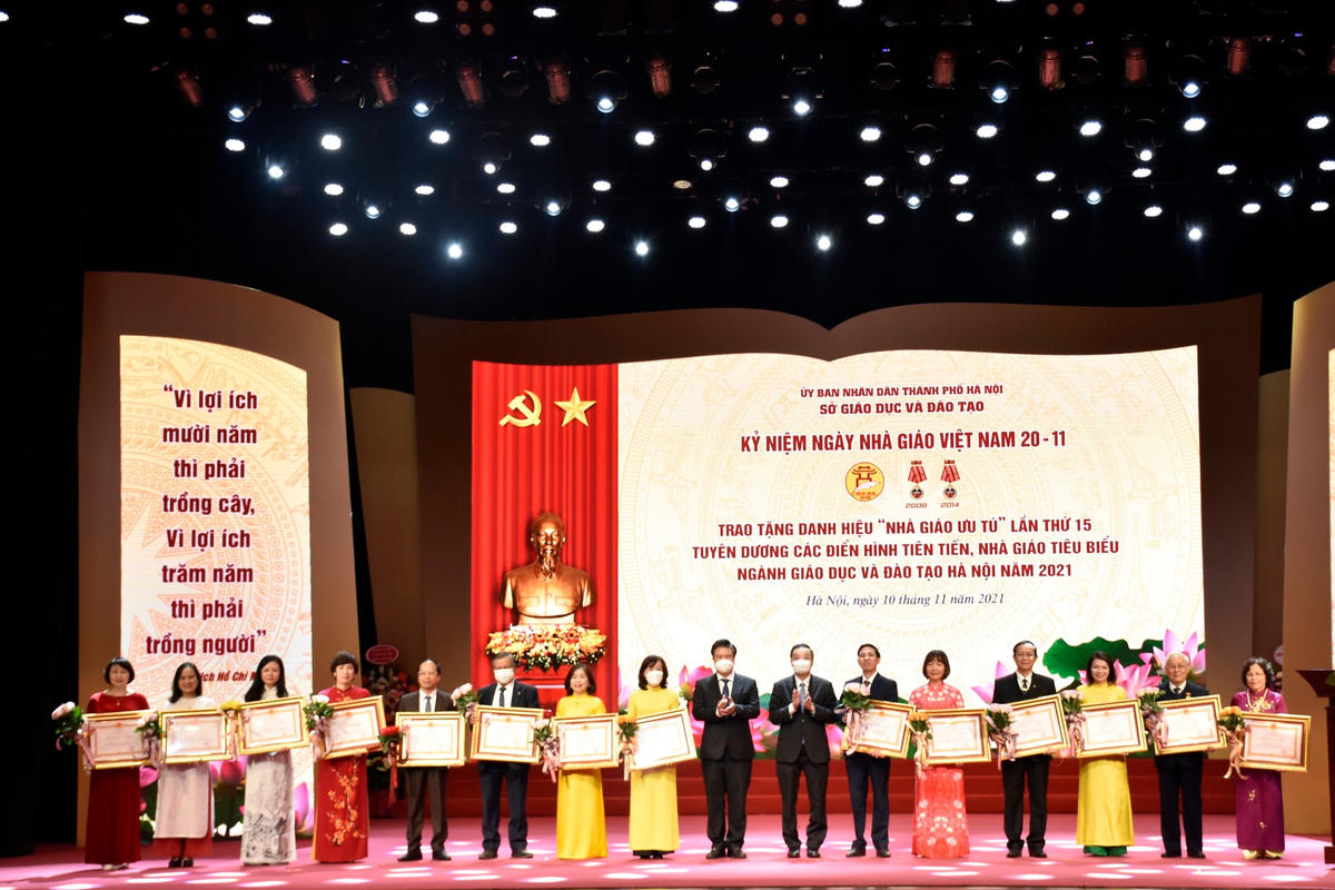 Nhiều tập thể, giáo viên tiêu biểu, có thành tích xuất sắc được tuyên dương tại buổi lễ.