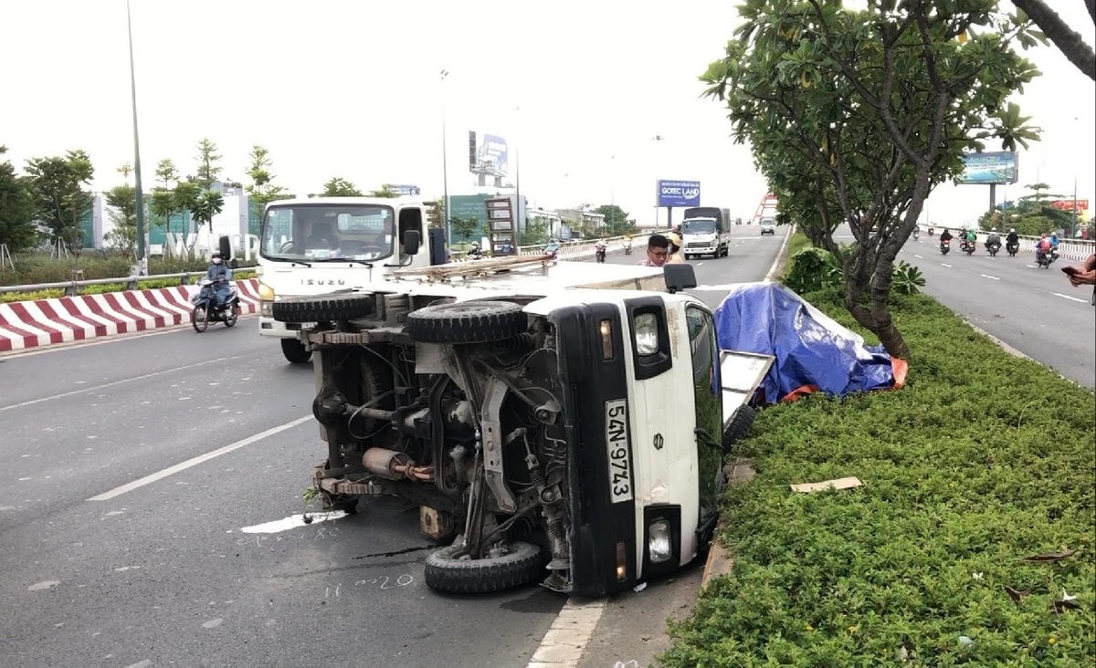 Chiến xe tải lật nhào trên đường Phạm Văn Đồng. Ảnh: TL