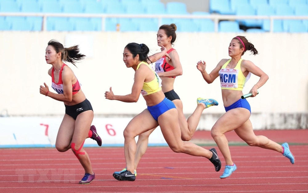 Các vận động viên tranh tài ở nội dung chạy tiếp sức 4 x100 m nữ. (Ảnh: Thành Đạt/TTXVN).