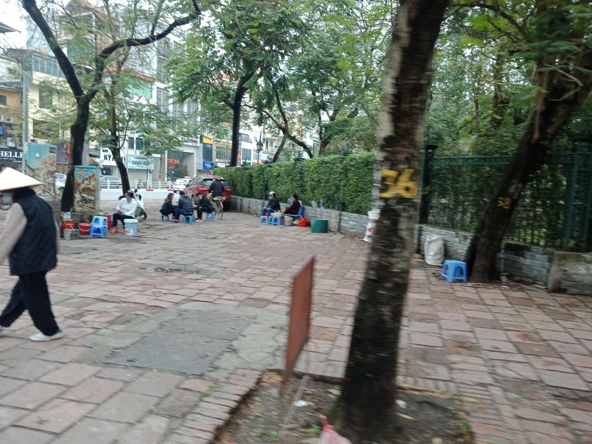 Trà đá vỉa hè bày bán tại Quốc Tử Giám.