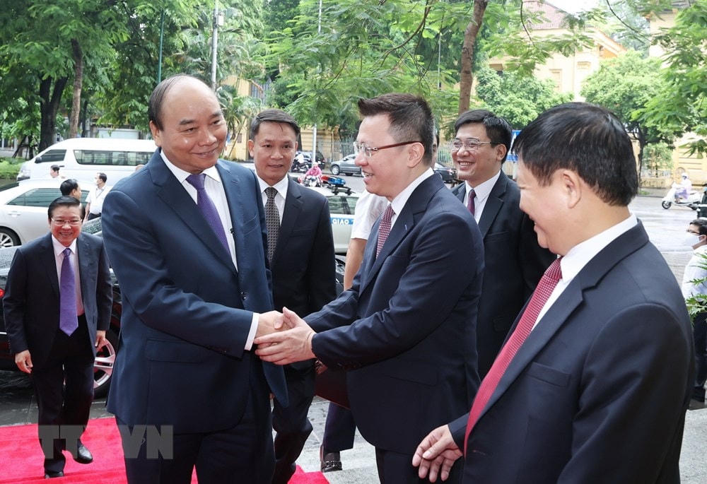 Bí thư Đảng ủy, Phó Tổng Giám đốc TTXVN Lê Quốc Minh đón Thủ tướng Nguyễn Xuân Phúc dự Lễ kỷ niệm 75 năm Ngày thành lập Thông tấn xã Việt Nam (15/9/1945-15/9/2020). (Ảnh: Thống Nhất/TTXVN)..