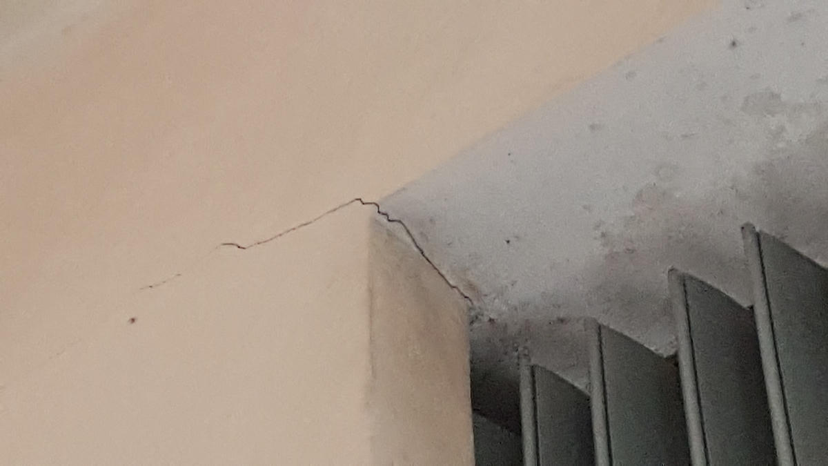 Làm nghiêng, nứt nhà dân nhưng đền bù còn chờ 'trên duyệt'