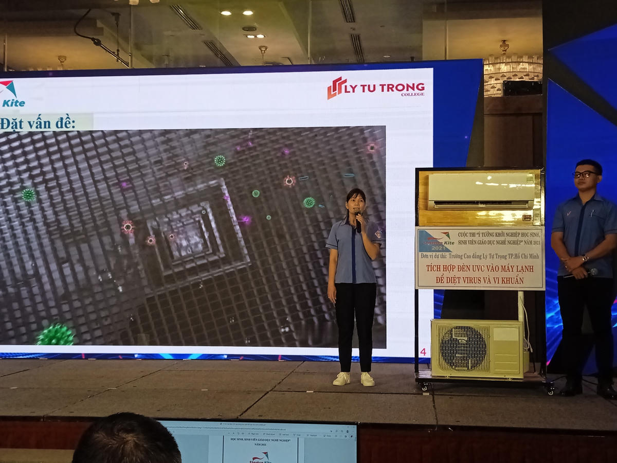 Trường CĐ Lý Tự Trọng TP HCM trình bày dự án khởi nghiệp Hệ thống giám sát và khử khuẩn tự động.
