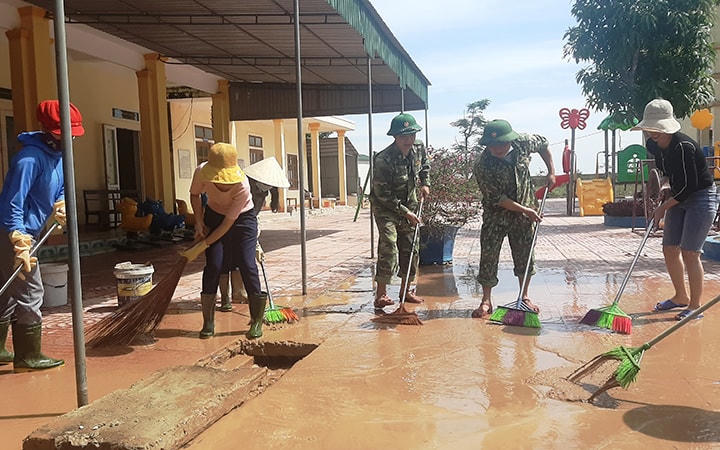 Dọn dẹp vệ sinh Trường Mầm non Cẩm Duệ (Cẩm Xuyên, Hà Tĩnh).