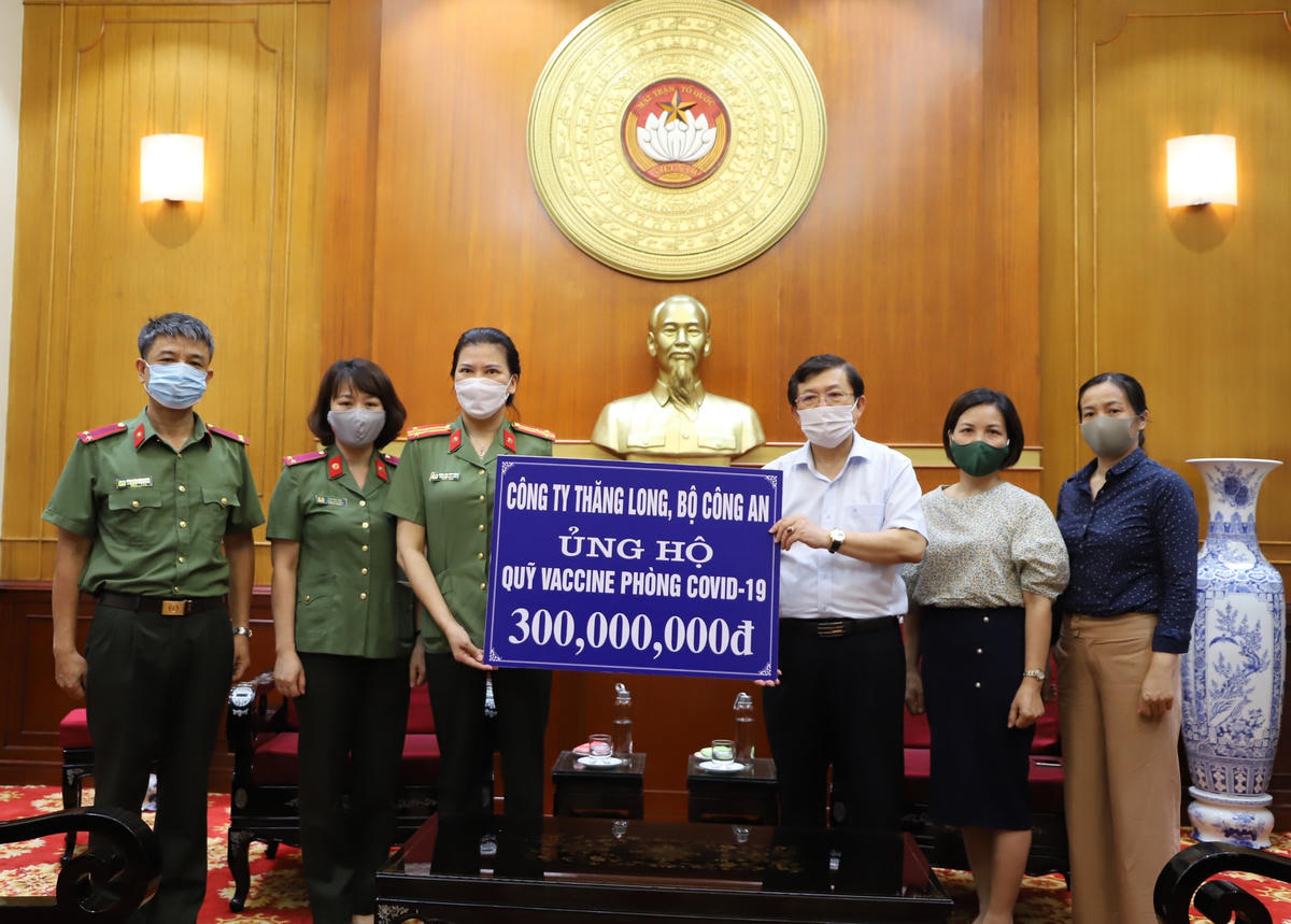 Phó Chủ tịch Nguyễn Hữu Dũng tiếp nhận ủng hộ từ Công ty Thăng Long, Bộ Công an.