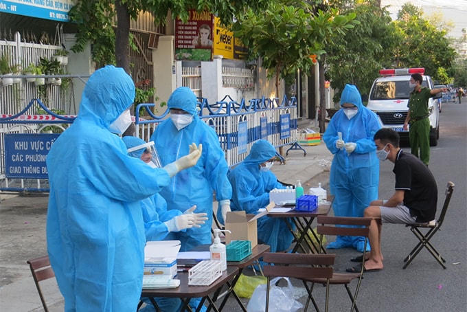 Lấy mẫu xét nghiệm Covid-19 cho người dân TP Nha Trang..