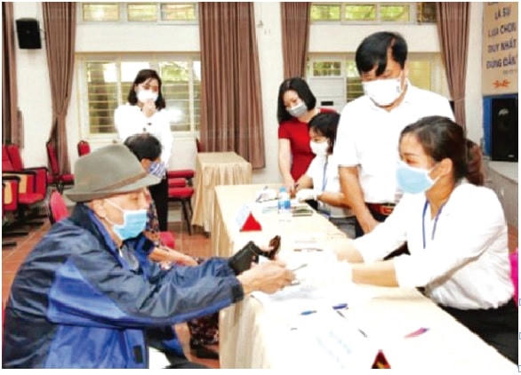 MTTQ quận Hà Đông (Hà Nội) giám sát thực hiện chi trả hỗ trợ tiền cho các đối tượng bị ảnh hưởng nặng nề bởi dịch Covid-19 tại phường Nguyễn Trãi. Ảnh: Oanh Trần.