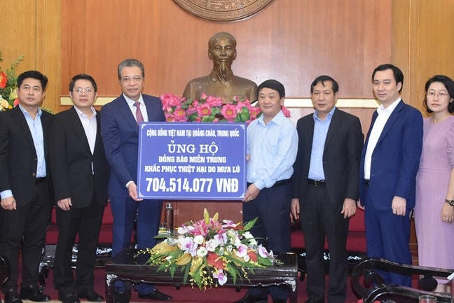 Phó Chủ tịch - Tổng Thư ký UBTƯ MTTQ Việt Nam Hầu A Lềnh tiếp nhận ủng hộ đồng bào miền Trung, Tây Nguyên.  