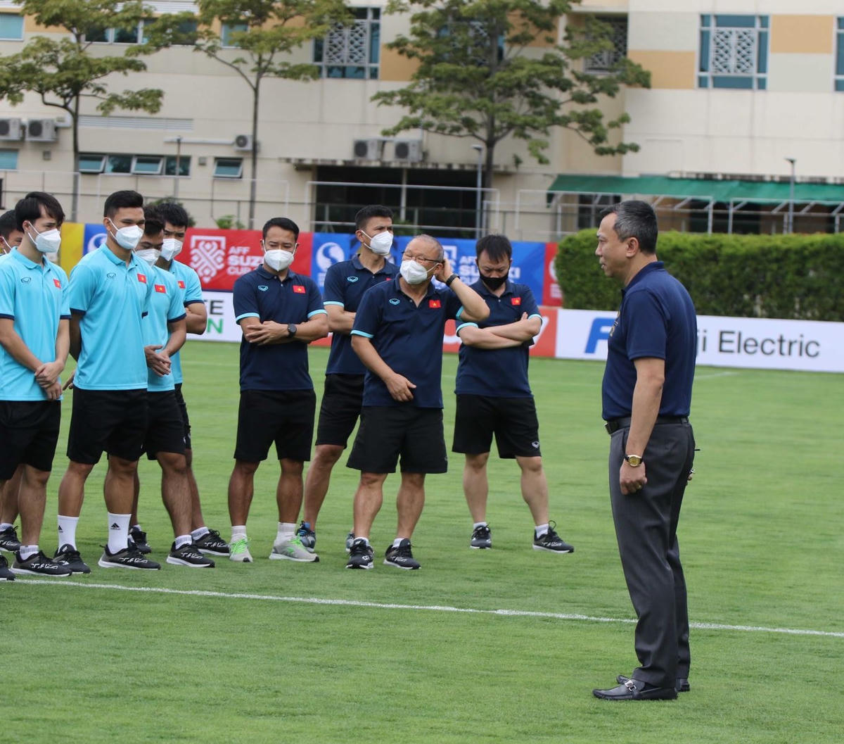 Phó Chủ tịch Trần Quốc Tuấn động viên tinh thần toàn đội một ngày trước trận ra quân gặp Lào.Ảnh: Nhật Đoàn/VFF.