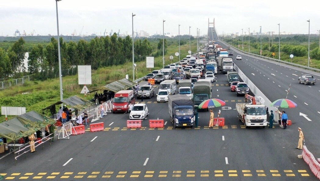 Chốt kiểm soát phòng, chống dịch Covid-19 Trạm thu phí cầu Bạch Đằng (TX Quảng Yên) trên cao tốc Quảng Ninh - Hải Phòng - Một trong những cửa ngõ chính ra, vào tỉnh Quảng Ninh.