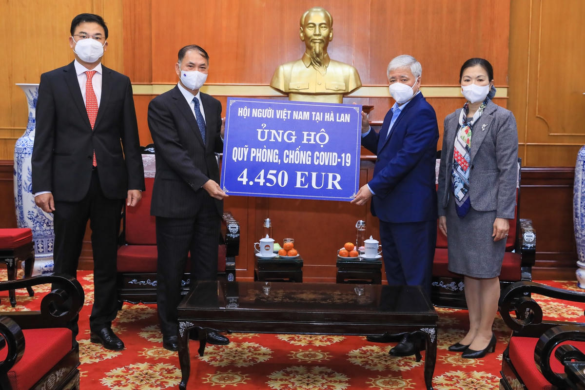Chủ tịch Đỗ Văn Chiến tiếp nhận ủng hộ từ Hội người Việt Nam tại Hà Lan. Ảnh: Quang Vinh.