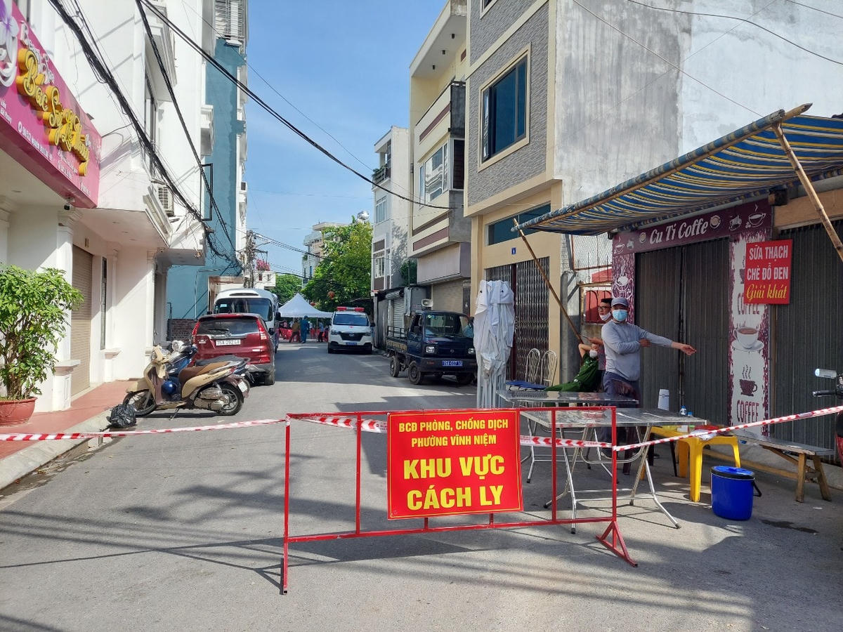 Khu nhà nơi 4 ca bệnh được phong tỏa từ trước.