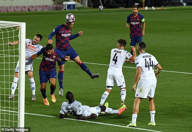 Lenglet đánh đầu mở tỷ số trận đấu cho Barcelona.