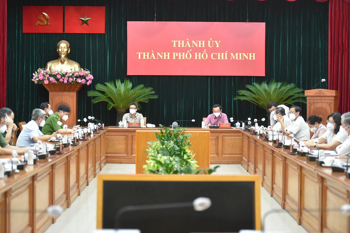 Sau khi đi kiểm tra, thị sát công tác chuẩn bị trên một số địa bàn của TP HCM trước thời điểm siết chặt hơn nữa thực hiện Chỉ thị 16/CT-TTg, Phó Thủ tướng Vũ Đức Đam, Tổ công tác đặc biệt của Chính phủ đã làm việc với lãnh đạo TP HCM về phương hướng phòng, chống dịch trên địa bàn những ngày tới.