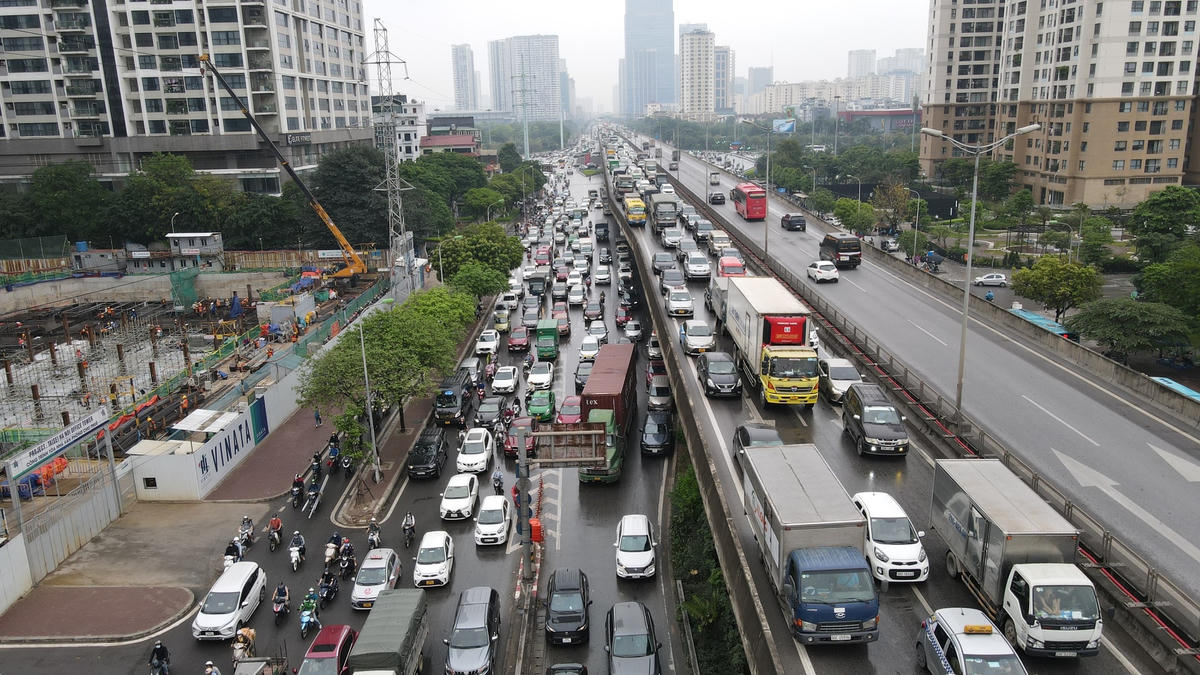 Đường phố Hà Nội ùn tắc nghiêm trọng trước kỳ nghỉ lễ 30-4