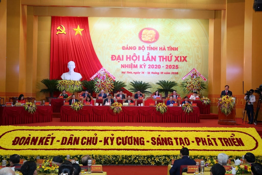 Đoàn Chủ tịch Đại hội đại biểu Đảng bộ Hà Tĩnh.