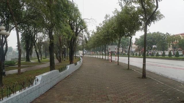 Đường dạo ven hồ Bạch Đằng.  