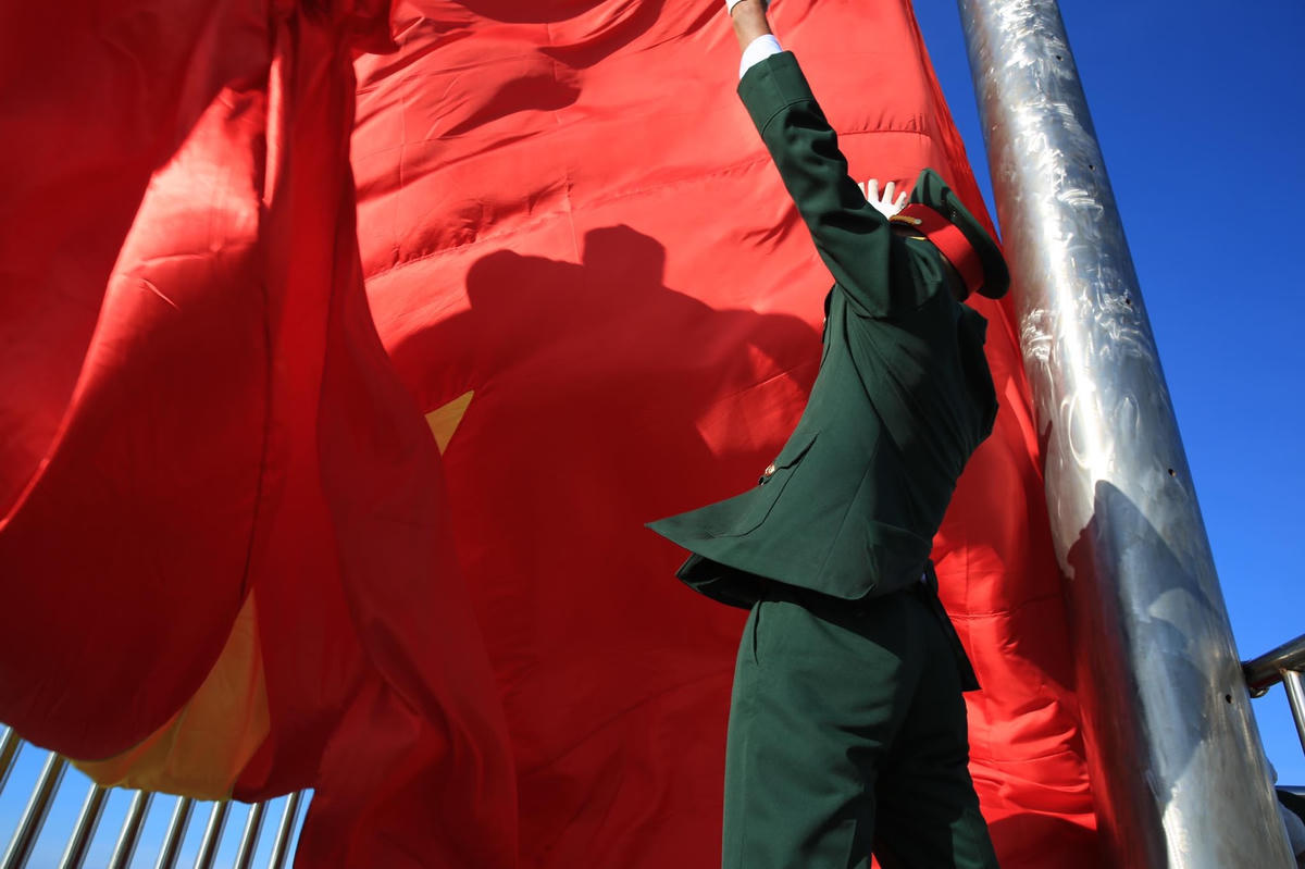 Thiêng liêng Lễ Thượng cờ&nbsp;trên đỉnh Lý Sơn