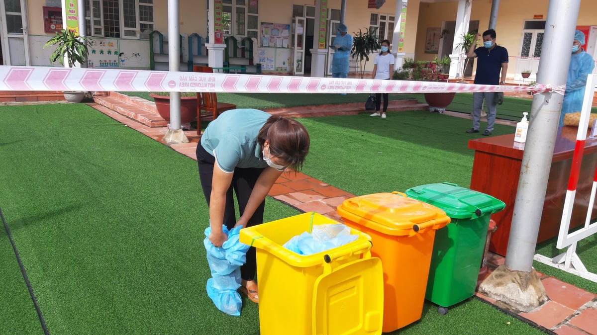 Cán bộ, nhân viên trong khu cách ly hướng dẫn F1 bỏ rác thải sinh hoạt và rác thải y tế vào đúng nơi quy định để vận chuyển xử lý theo quy trình.