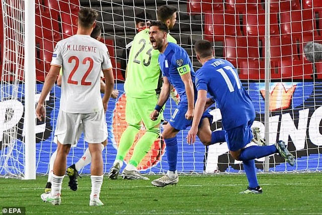 Anastasios Bakasetas ghi bàn trên chấm phạt đền, ấn định kết quả hòa 1-1 ở cuộc so tài Tây Ban Nha - Hy Lạp.  