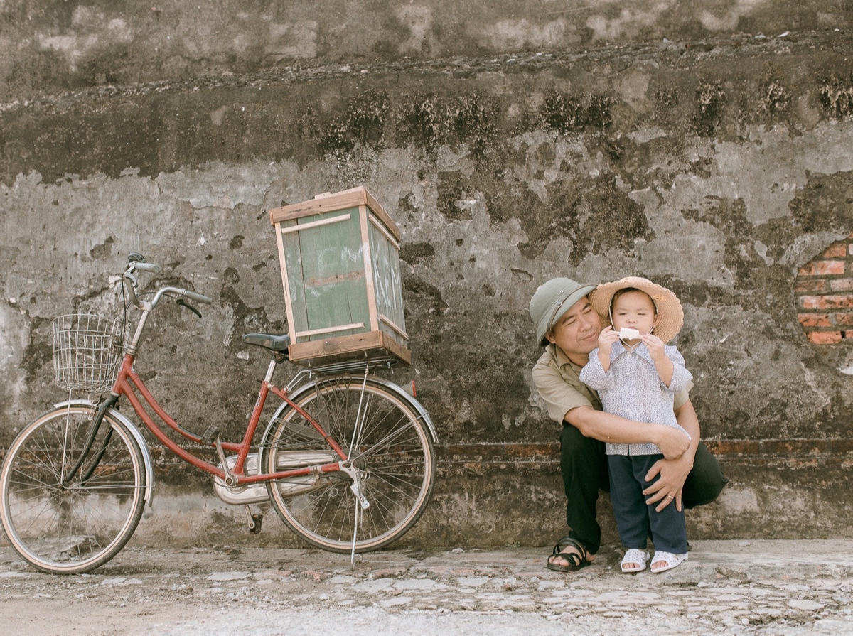 Bộ ảnh gia đình gây sốt: 'Tấm vé thông hành' giúp con trưởng thành