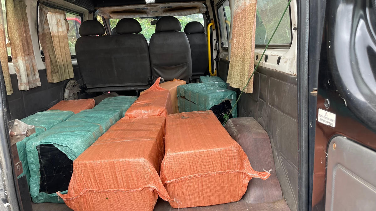 Lực lượng chức năng tỉnh Quảng Trị vừa bắt giữ một tài xế chở 200 hộp pháo nổ trái phép.