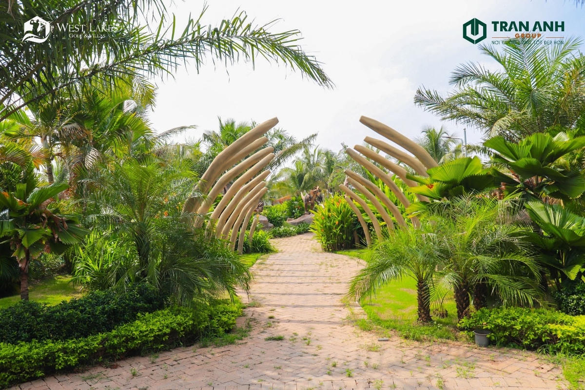 Một góc trong công viên nước West Lakes Golf & Villas
