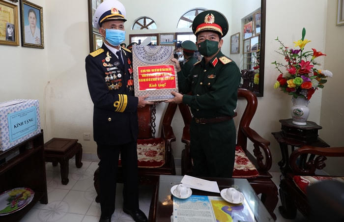 Trung tướng Trịnh Văn Quyết thăm hỏi, động viên, tặng quà cựu chiến binh Đoàn tàu không số.