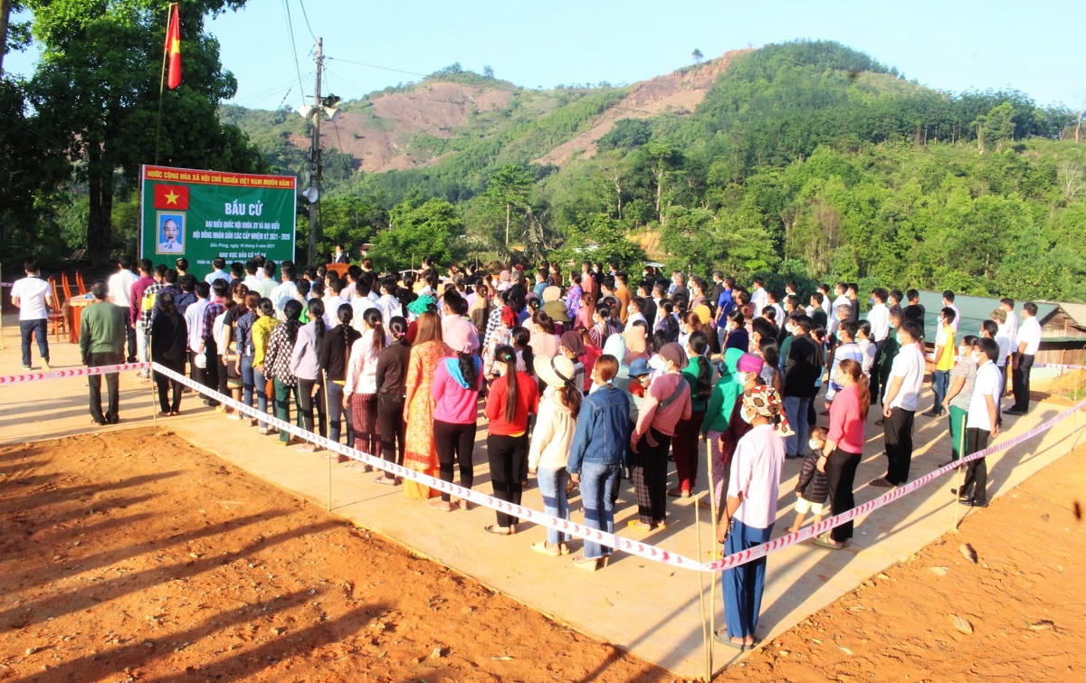 Các cử tri thôn 48, xã Đắc Pring làm lễ chào cờ.