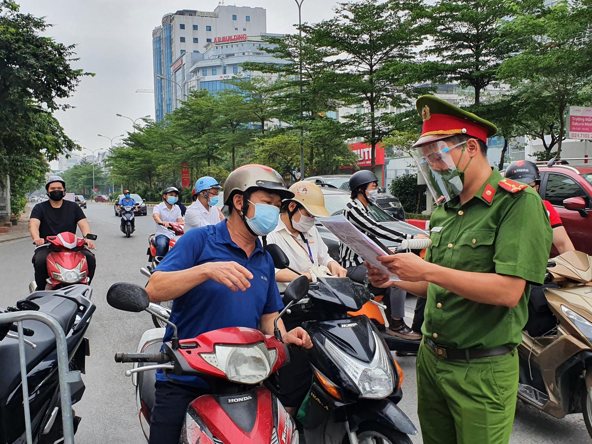 Một cán bộ tại chốt kiểm soát cho biết, lưu lượng phương tiện tham gia giao thông vào đầu tuần vẫn khá đông, vẫn còn một số trường hợp không mang theo giấy tờ đi đường, những trường hợp này lực lượng chức năng đều tiến hành ghi nhận và xử phạt theo quy định.