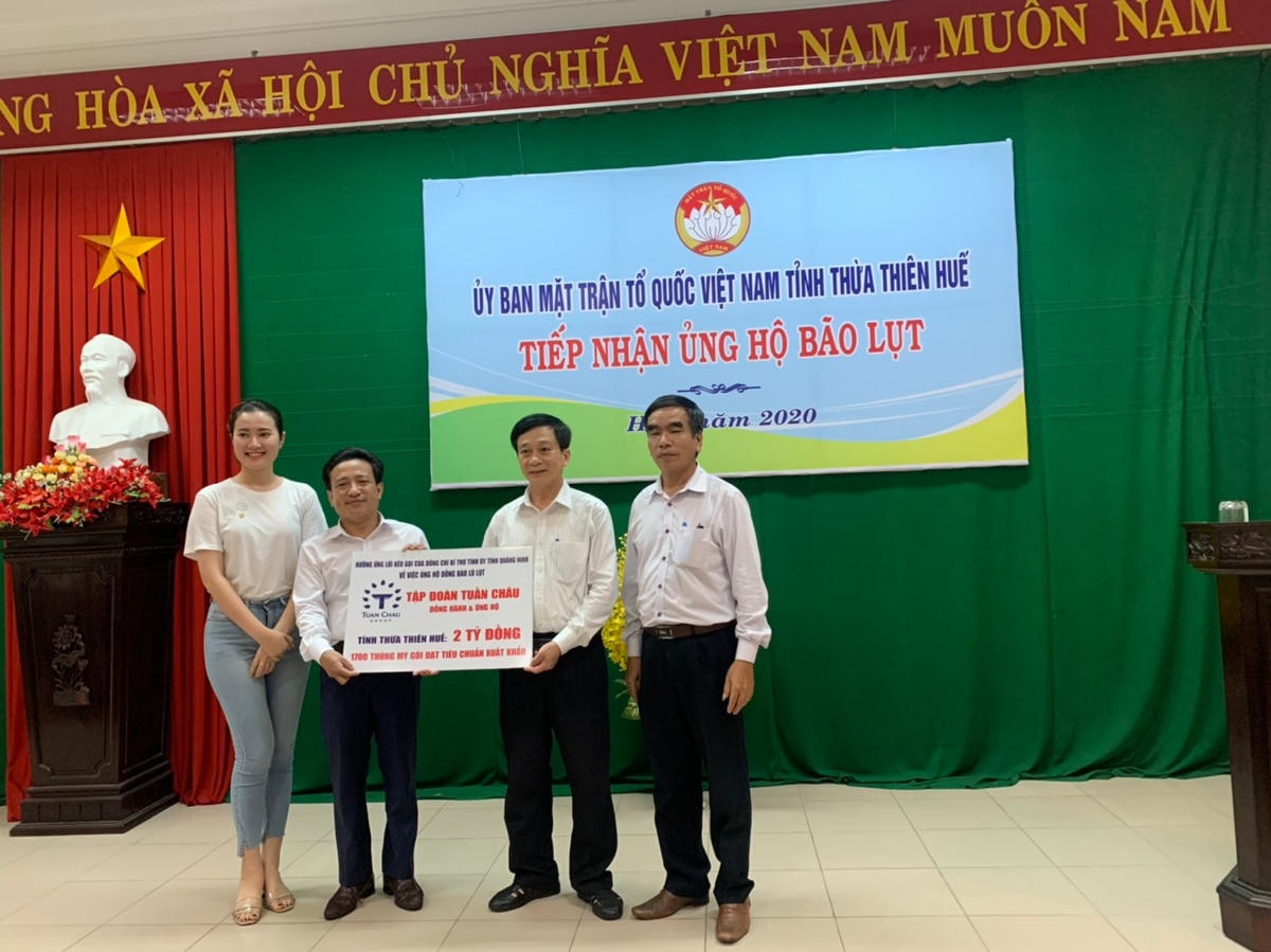 Ủy ban MTTQ tỉnh Thừa Thiên - Huế tiếp nhận 2 tỷ đồng từ đại diện Tập đoàn Tuần Châu, Quảng Ninh.