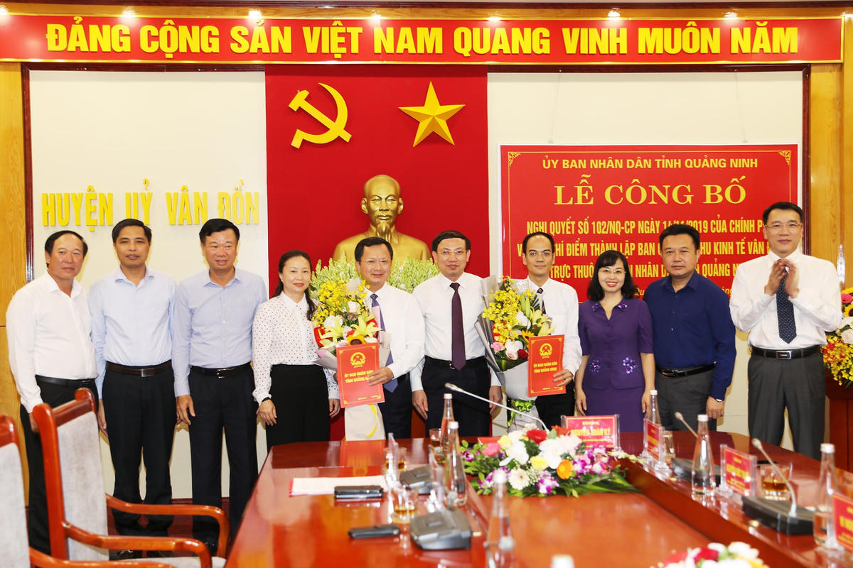 Lãnh đạo tỉnh Quảng Ninh tặng hoa chúc mừng Ban quản lý KKT Vân Đồn. Ảnh: Tháng 5/2020.