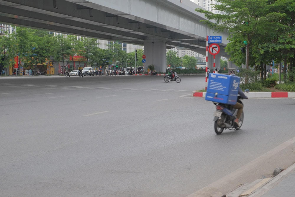 Tại nút giao Hoàng Quốc Việt - Phạm Văn Đồng, vào lúc 5h chiều, đường phố thông thoáng, các phương tiện lưu thông dễ dàng qua khu vực này.