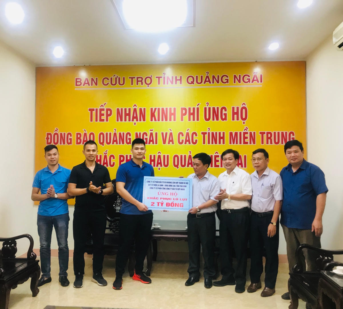 Quang cảnh buổi tiếp nhận ủng hộ bà con vùng lũ.