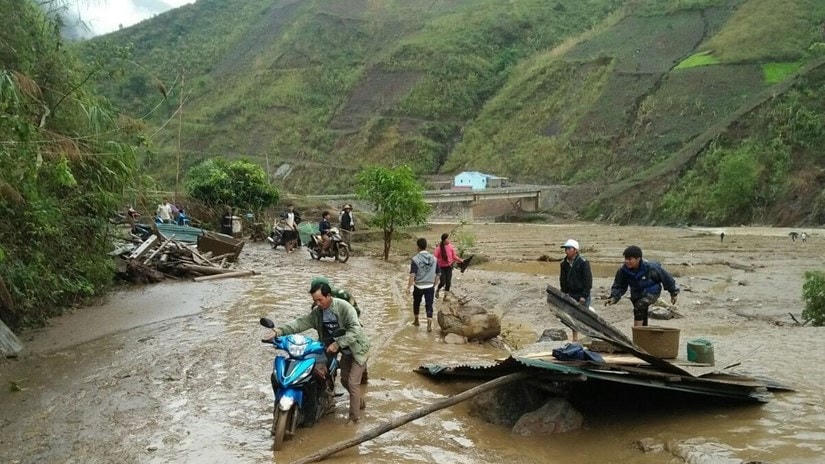 Hỗ trợ người dân Lai Châu khắc phục hậu quả trận mưa đá kèm theo gió lốc. Ảnh: TTXVN.