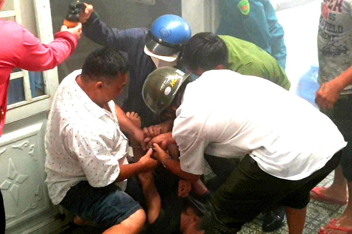 Đối tượng bị khống chế.