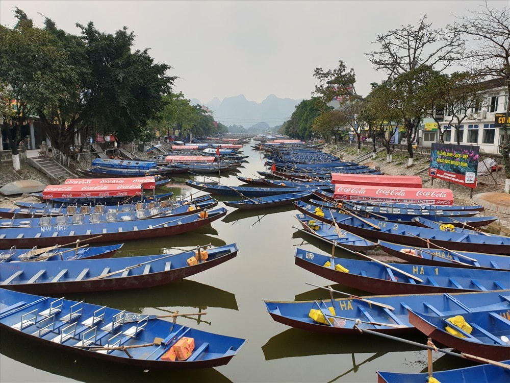 Dừng khai hội và các hoạt động đón khách tại Chùa Hương. Ảnh: Nguyên Giang.