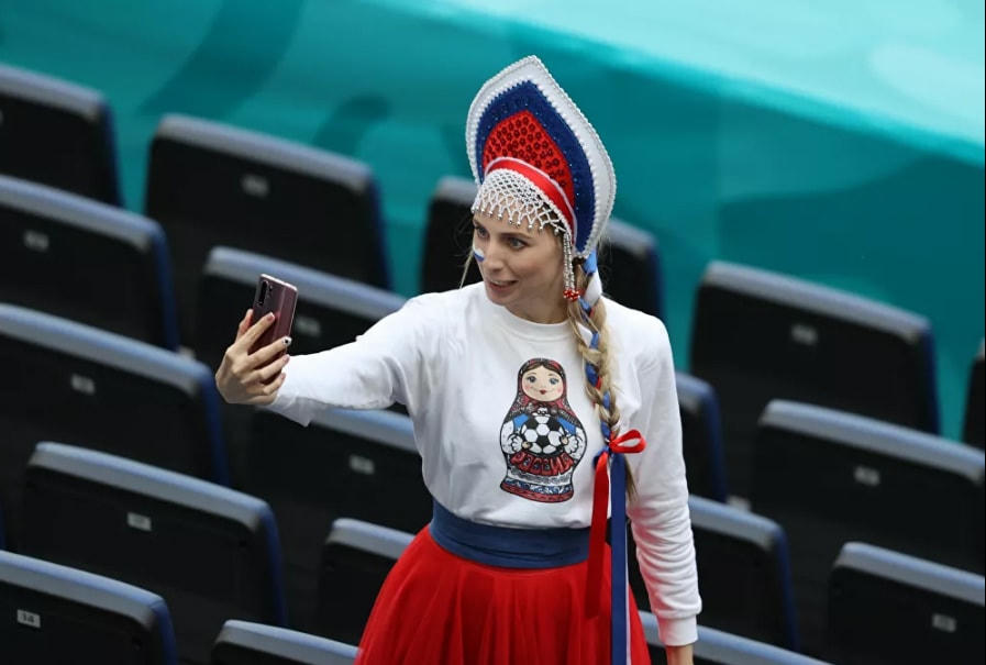 Nữ cổ động viên Nga trong trận đấu giữa Phần Lan và Nga tại sân vận động Krestovsky ở Saint Petersburg, Nga.