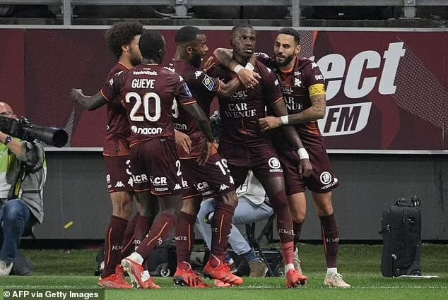Vắng Messi, PSG nhọc nhằn đánh bại Metz nhờ cú đúp của Hakimi