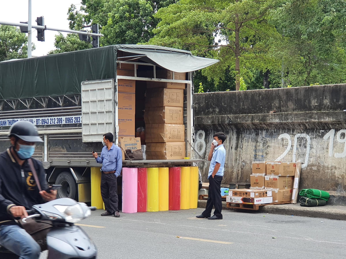 Theo ghi nhận của PV Đại Đoàn Kết Online, từ sáng sớm đã xuất hiện nhiều xe tải vận chuyển hàng hóa tập kết tại khu vực chợ.