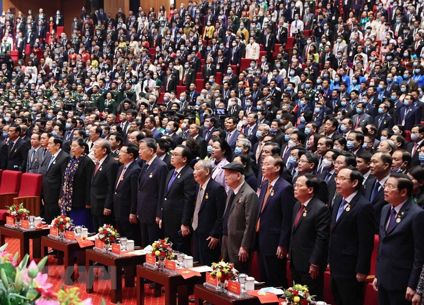 Các vị lãnh đạo, nguyên lãnh đạo Đảng, Nhà nước cùng các đại biểu thực hiện nghi lễ chào cờ. Ảnh: TTXVN.