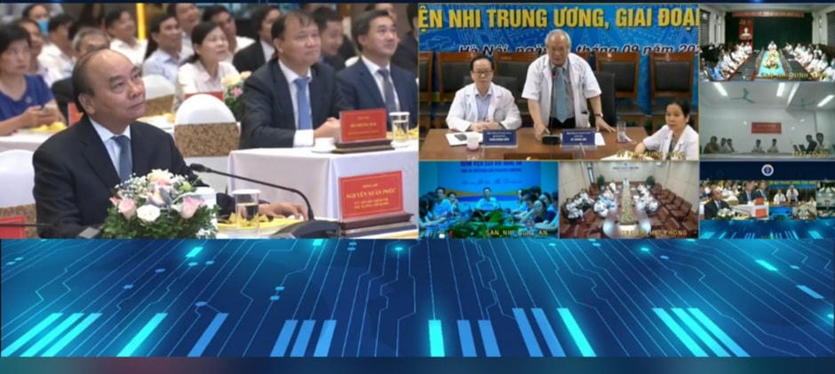 Thủ tướng Nguyễn Xuân Phúc lắng nghe các ca hội chẩn trực tuyến từ các bệnh viện. Nguồn: Suckhoedoisong.vn.