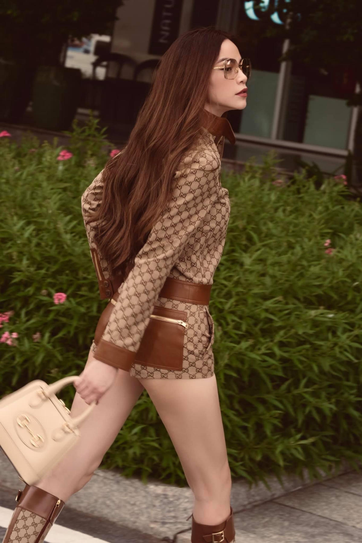 Bà xã Kim Lý còn ghi điểm tuyệt đối trong mắt khán giả khi diện thêm set đồ tông xoẹt tông đến từ nhà Gucci.