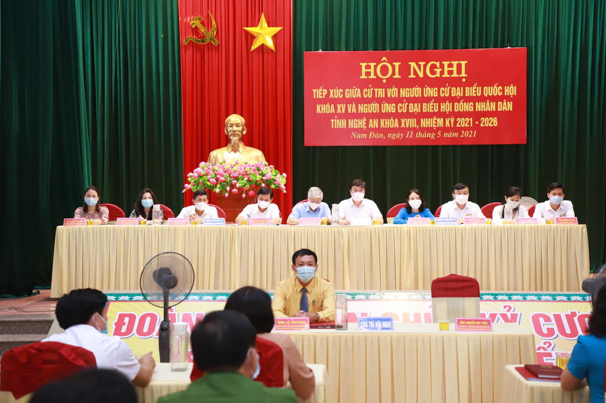 Tại huyện Nam Đàn, các ứng cử viên đã hứa với cử tri nếu trúng cử sẽ quan tâm đến những vấn đề mà cử tri trao đổi đặt ra tại buổi tiếp xúc.