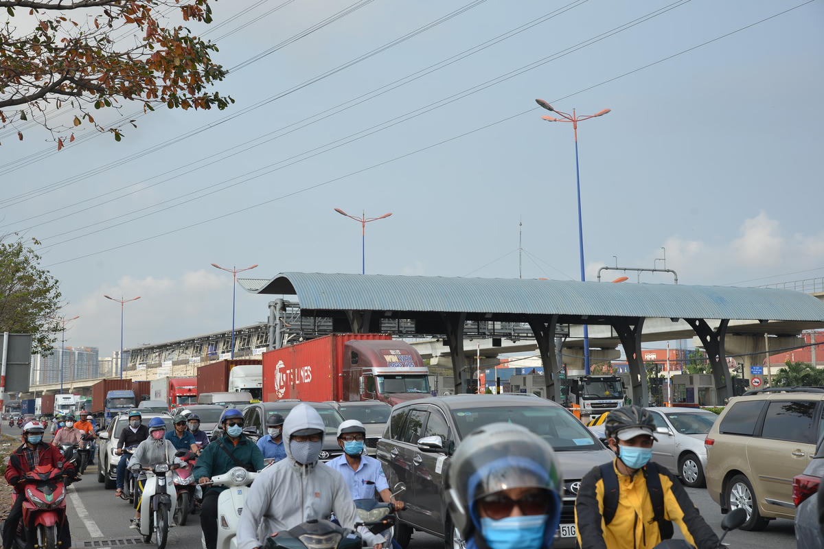 Xe nối đuôi qua trạm. Ảnh: Trung Lĩnh.