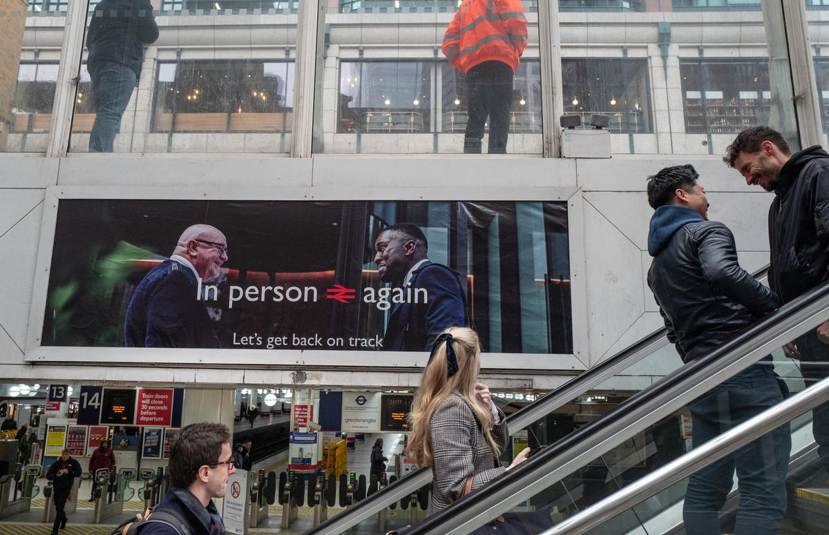 Một bảng quảng cáo khuyến khích người dân quay lại văn phòng làm việc ở Bis Bishopgate, thủ đô London, Anh. Ảnh: The Guardian.