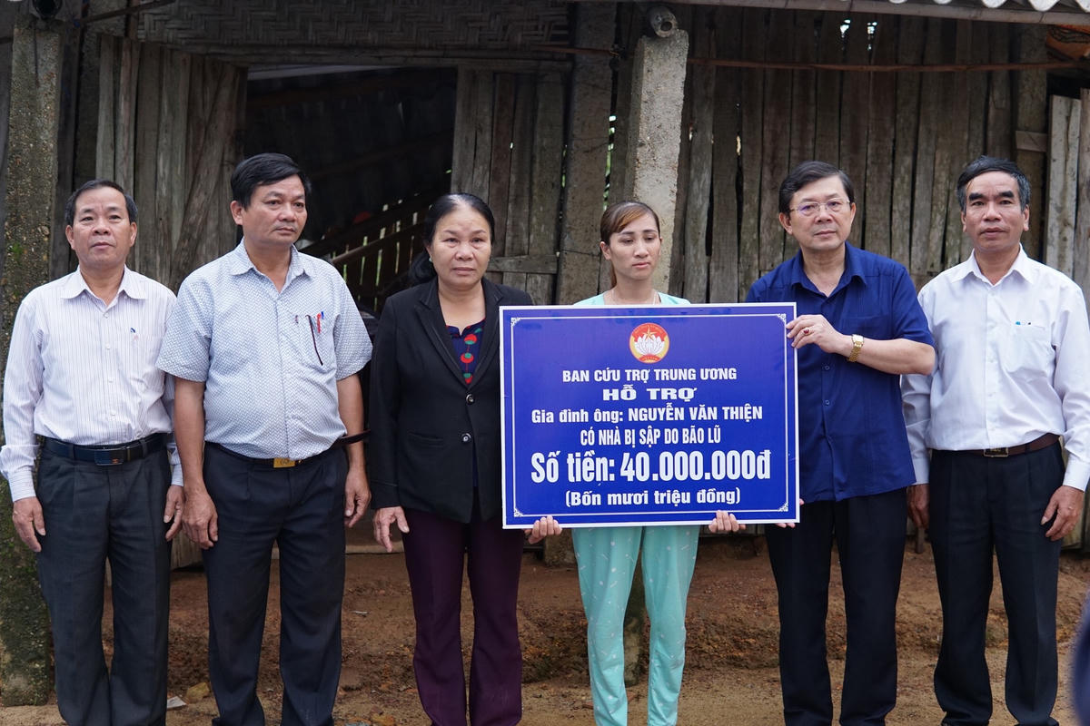 Phó Chủ tịch Nguyễn Hữu Dũng thăm và trao số tiền 40 triệu đồng cho gia đình ông Nguyễn Văn Thiện.